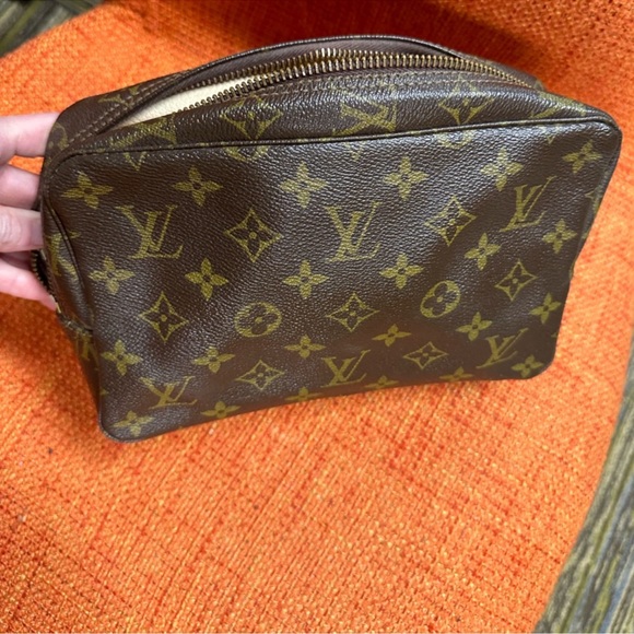 WOW Poshmark Authentic Louis Vuitton Case - Picture 9 of 16